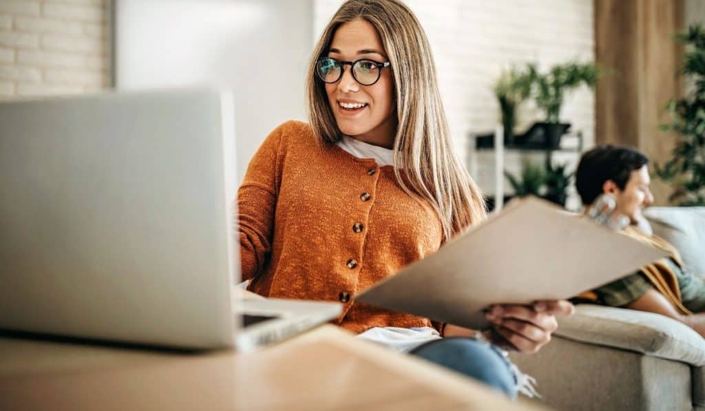 woman online having a therapy session with group