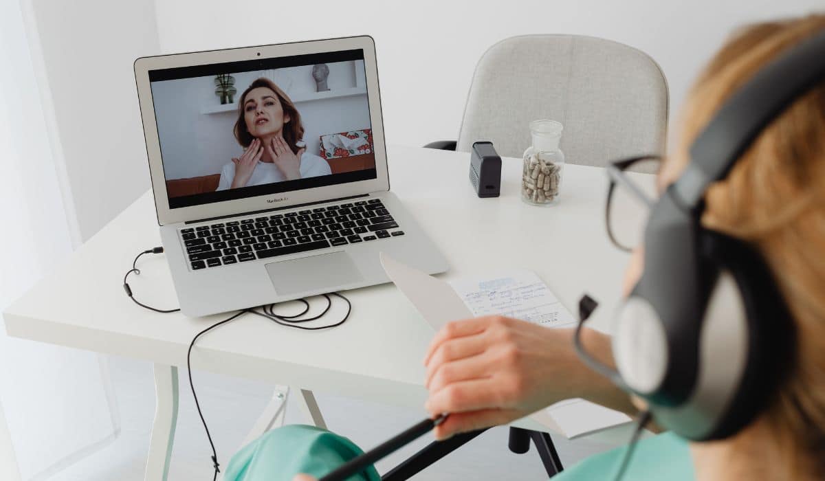 person having a therapy online appointment